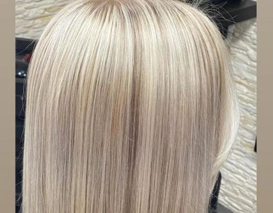 Steil haar met lichtblonde highlights