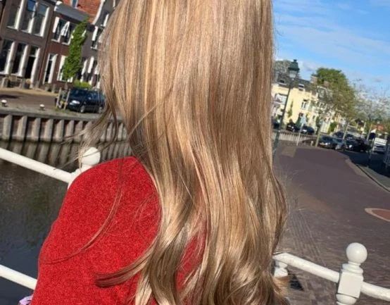 Lang goudblond haar, gefotografeerd bij een Friese gracht
