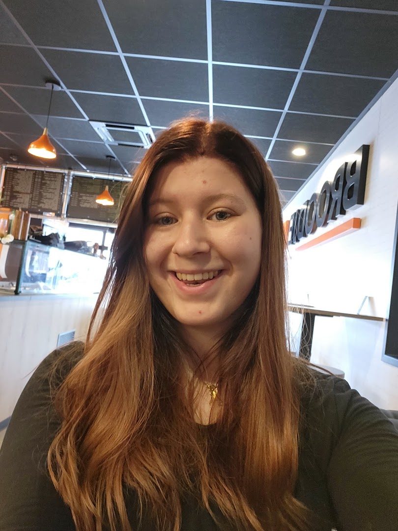 Klant met lang haar in warme koperkleur
