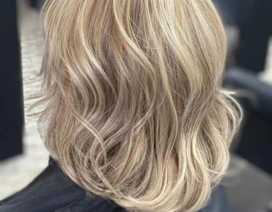Halflang asblond haar met zachte golven