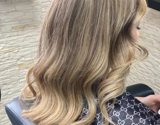 Halflang haar met blonde balayage en grote slagen