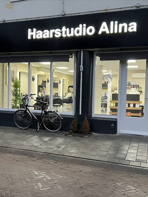 Gevel van Haarstudio Alina met een fiets voor de deur