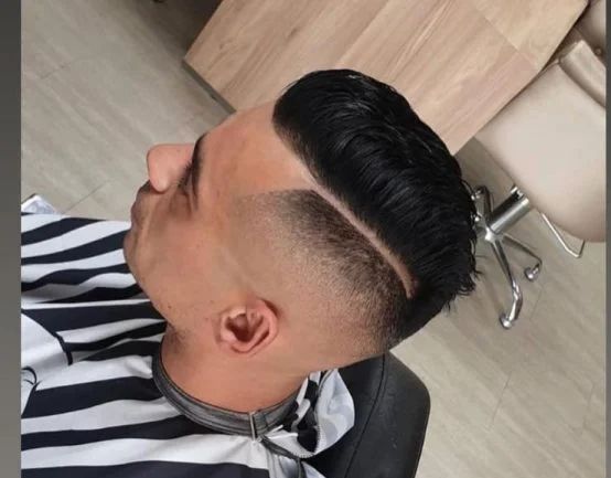 Herenkapsel met strakke fade en scheiding