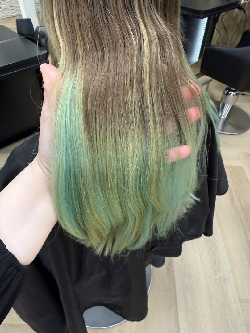 Lang haar met blonde lengtes en groene punten